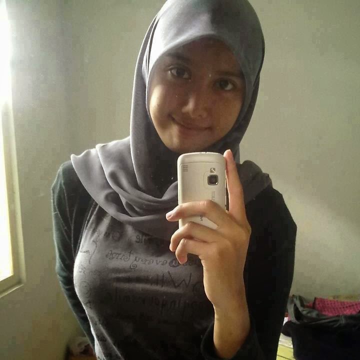 Skodeng Sikit !!! Awek Bertudung Yang Sangat Comel Dan Seksi !!! | OH AWAN