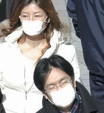 японцы в марлевых повязках - аллергия, простуда
