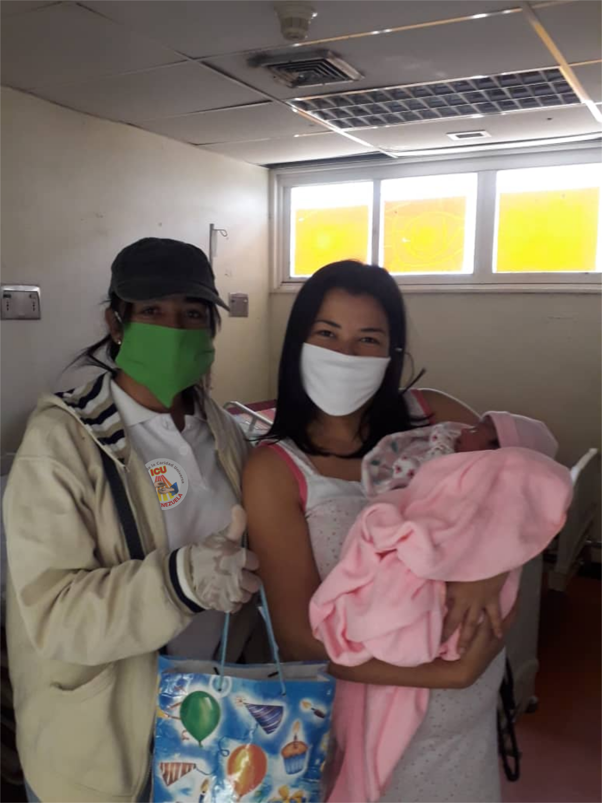 Entrega de ropa para bebé en la Unidad Materno-Infantil de Caricuao ~ ICU  de Venezuela