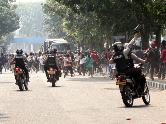 Inilah Jakmania Yang Sangat Brutal Saat Pertandingan Bola di GBK Inilah Jakmania Yang Sangat Brutal Saat Pertandingan Bola di GBK
