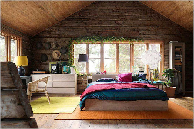 Innen-modernes-hölzernes-häusliches-schlafzimmer-mit-grünen-reben-auf-wand-bunte-steppdecke-auf-bett-blendend-wunderbares-modernes-haus