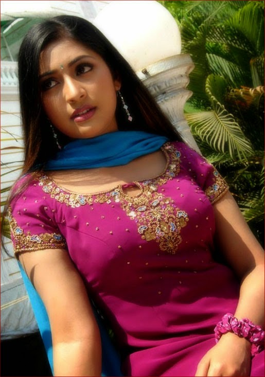 Mirakhan Pakistanisex - Desi Indian Girls: Indian actress showing cleavage with tight ...
