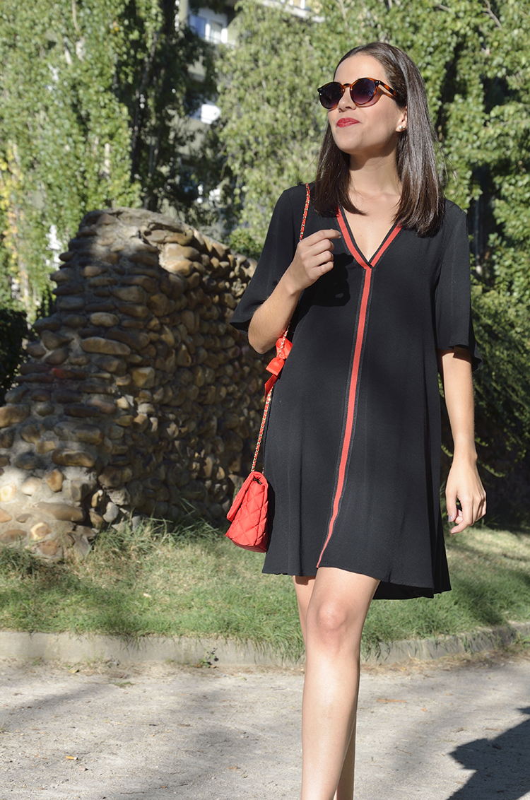 black_dress_red_bag_autumn_look_trends_gallery