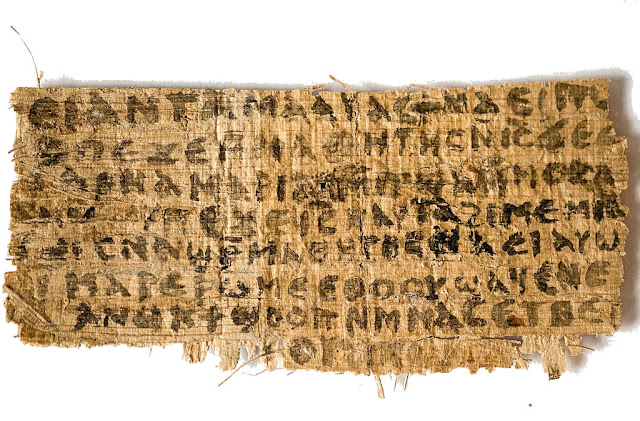 Fragmento de papiro antiguo escrito en copto con tinta legible, pero evanescente en algunos lugares