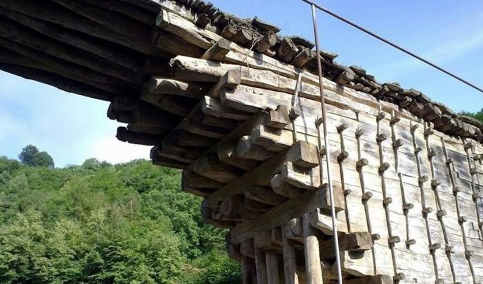 The secret of the 200-year-old bridge in Dagestan, which was built without a single nail, but is able to withstand a car