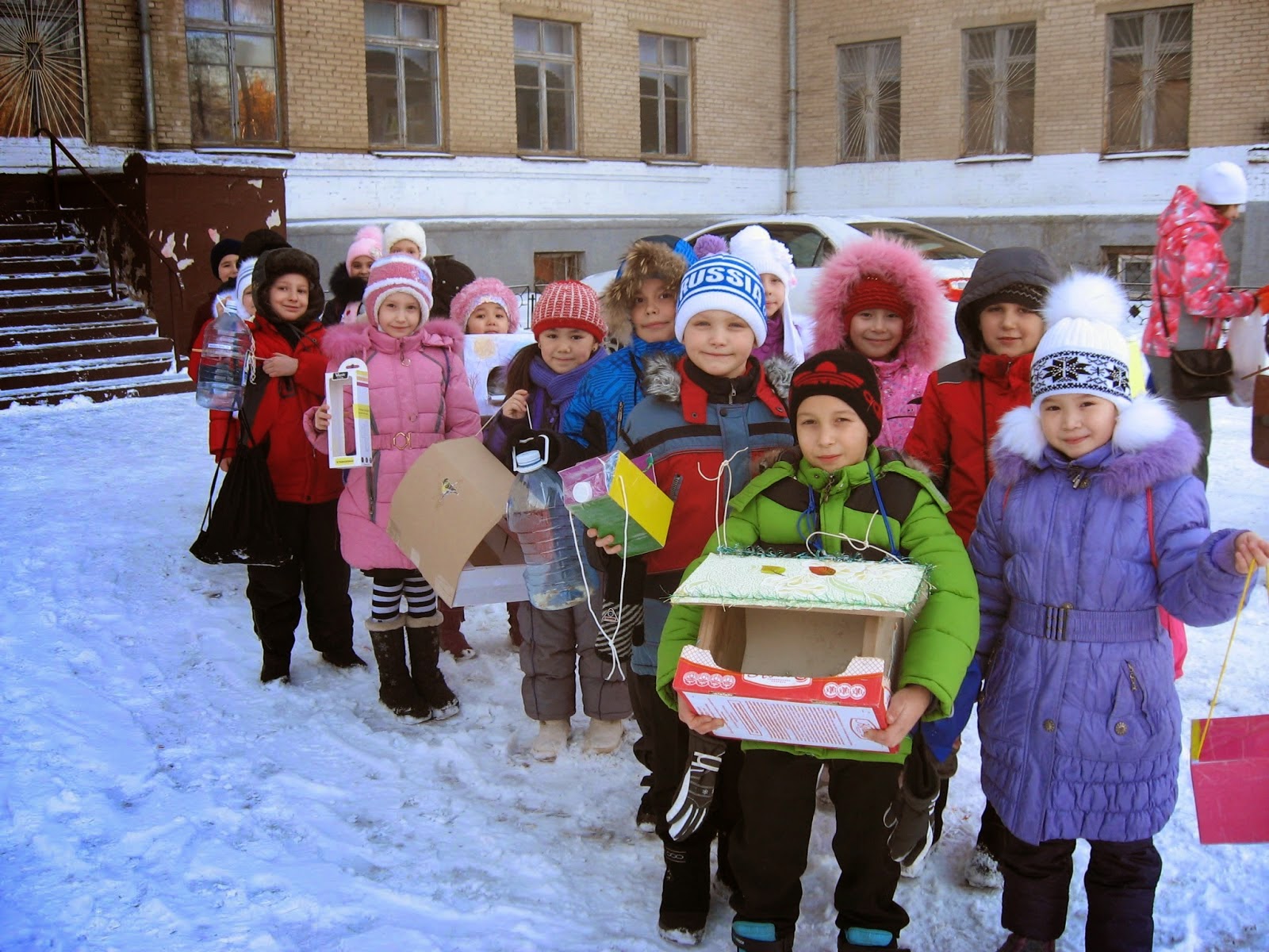 Школа 61 челябинск. В рамках неделя добра дети готовят кормушки.