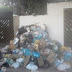 FIQUE SABENDO! /  População revoltada despeja lixo na porta do prefeito de Camaçari