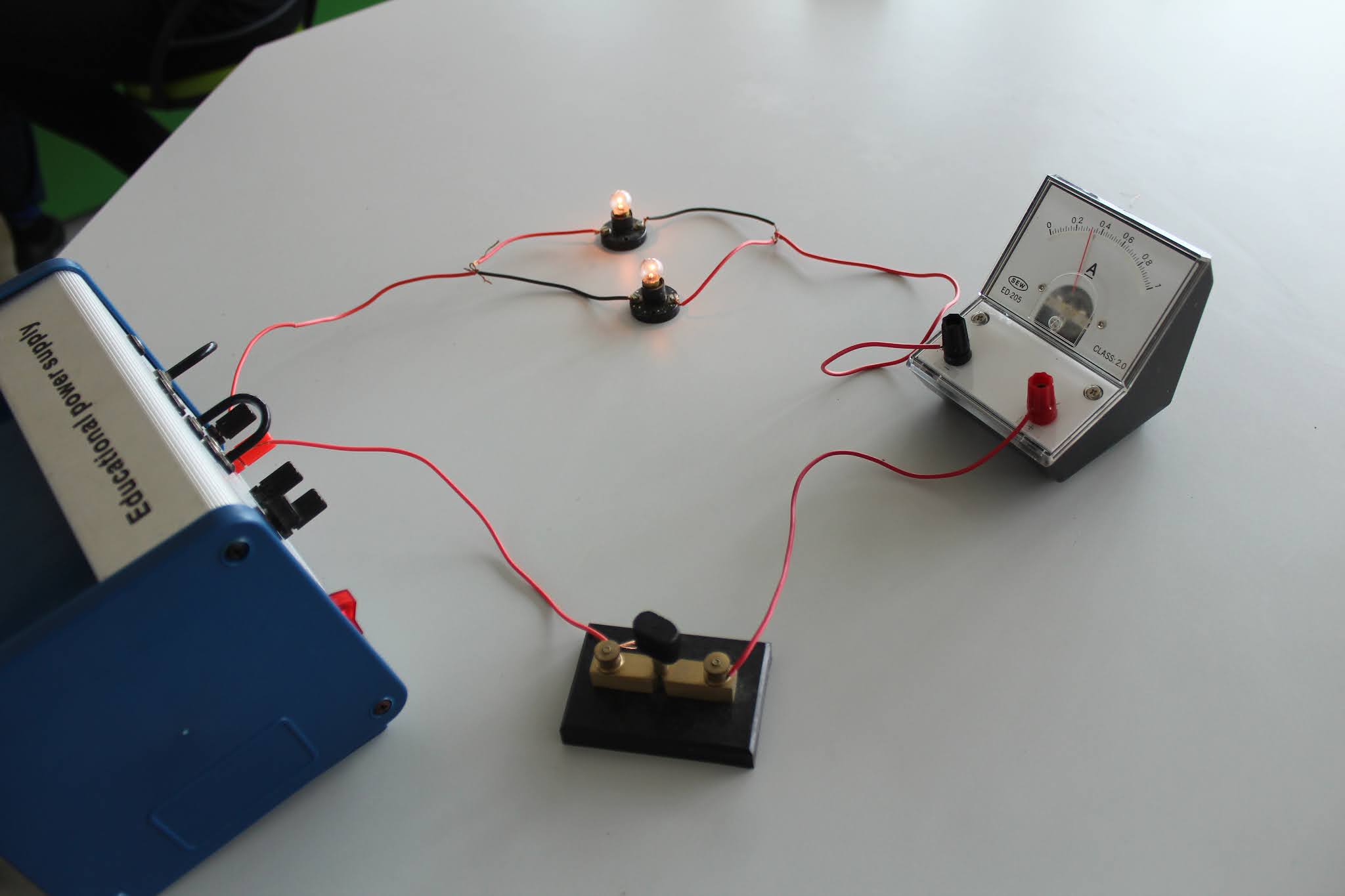 SuperLab Physics 4531 Light bulbs in a parallel circuit.