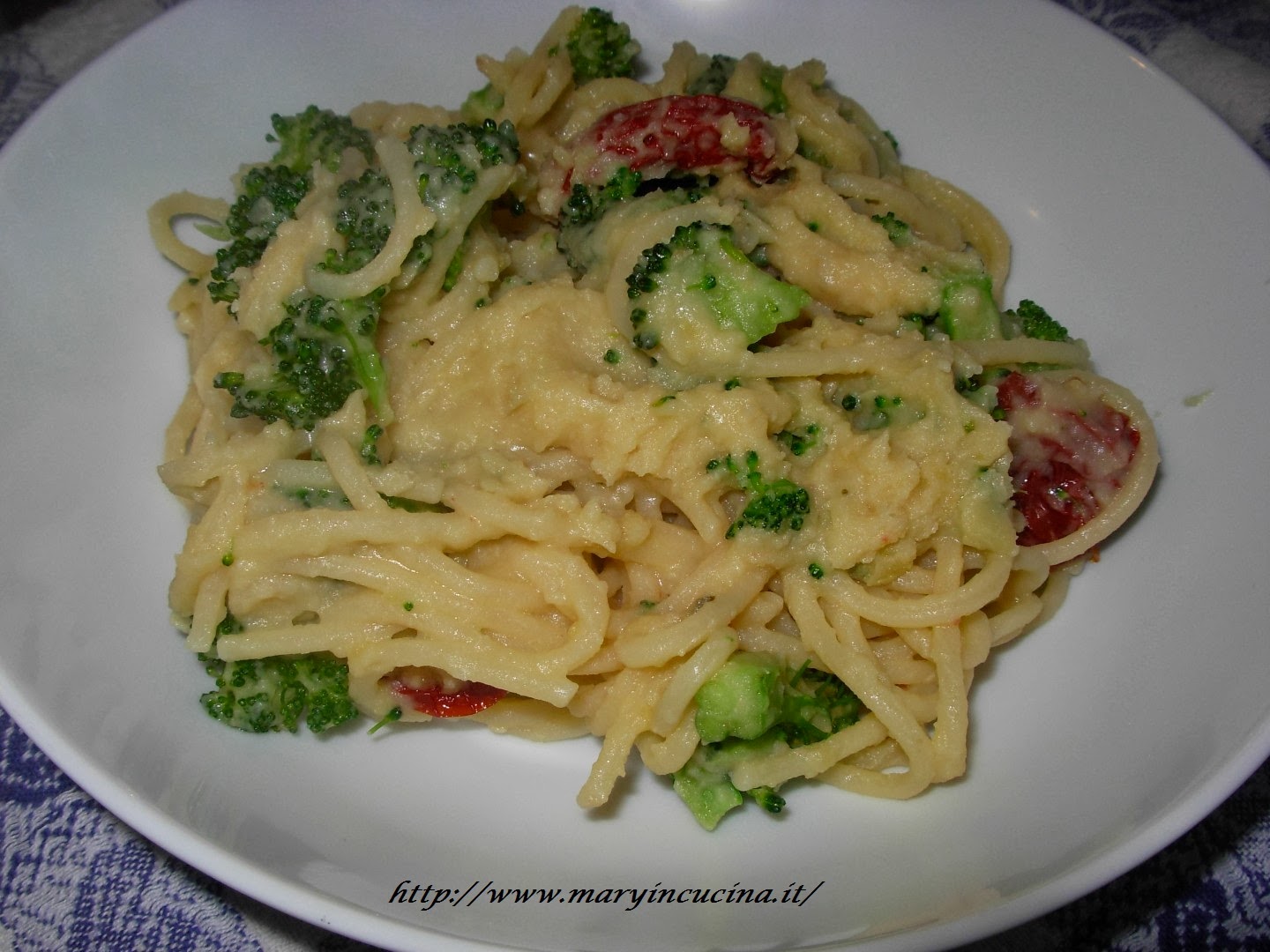 spaghetti con crema di fave e broccoletti