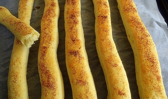 Слоеные палочки с сыром. Чесночные палочки рецепт. Чесночные палочки рецепт. Чесночные палочки рецепт. Хлебные палочки с чесноком.