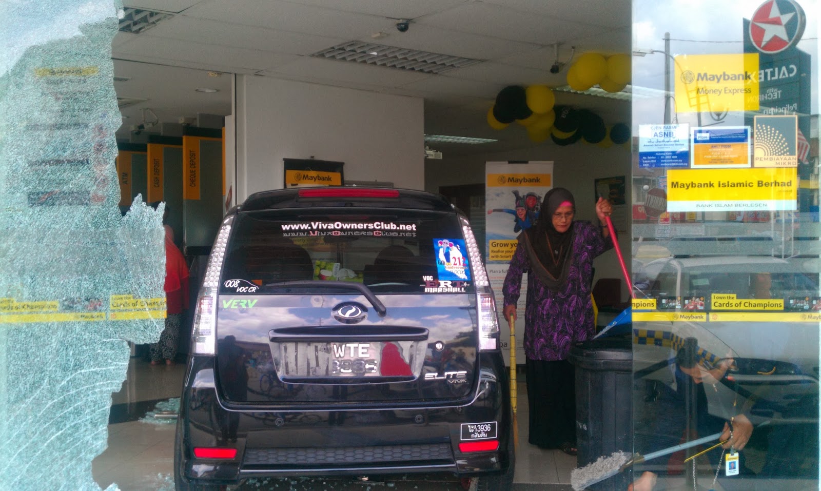 Gambar Kereta Viva Rempuh Maybank Di Sabak Bernam 