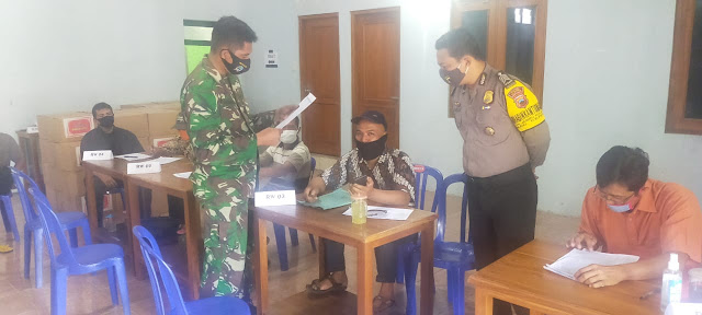 Babinsa Bersama Bhabinkamtibmas Ceper Kawal Pendistribusian Bansos