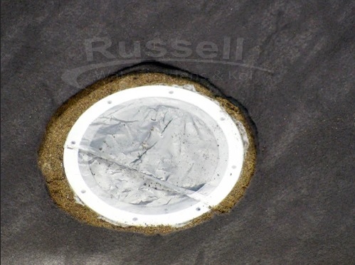 Đục 1 lỗ trên tấm màng HDPE làm lỗ thoát