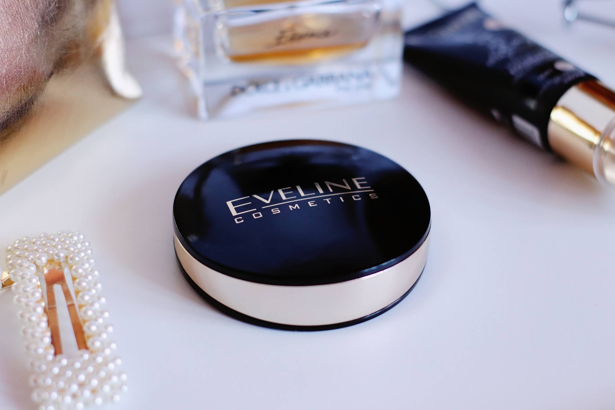 O Kosmetych Przy Kawie Eveline Celebrities Beauty Matujaco Wygladzajacy Puder Mineralny