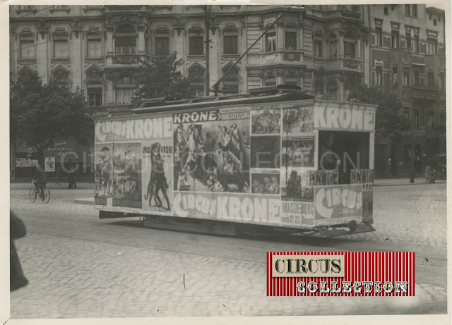 un. tramway recouvert de publicité pour le cirque Krone 