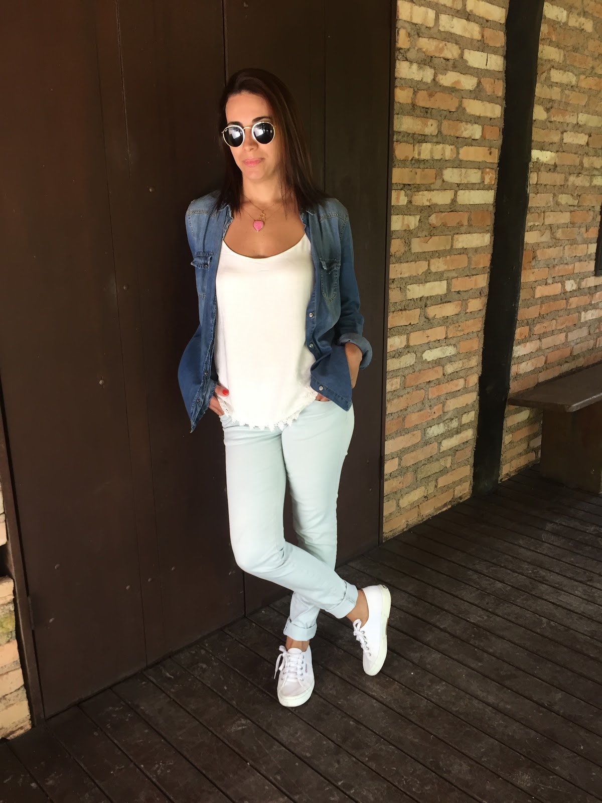 camisa jeans com tenis branco