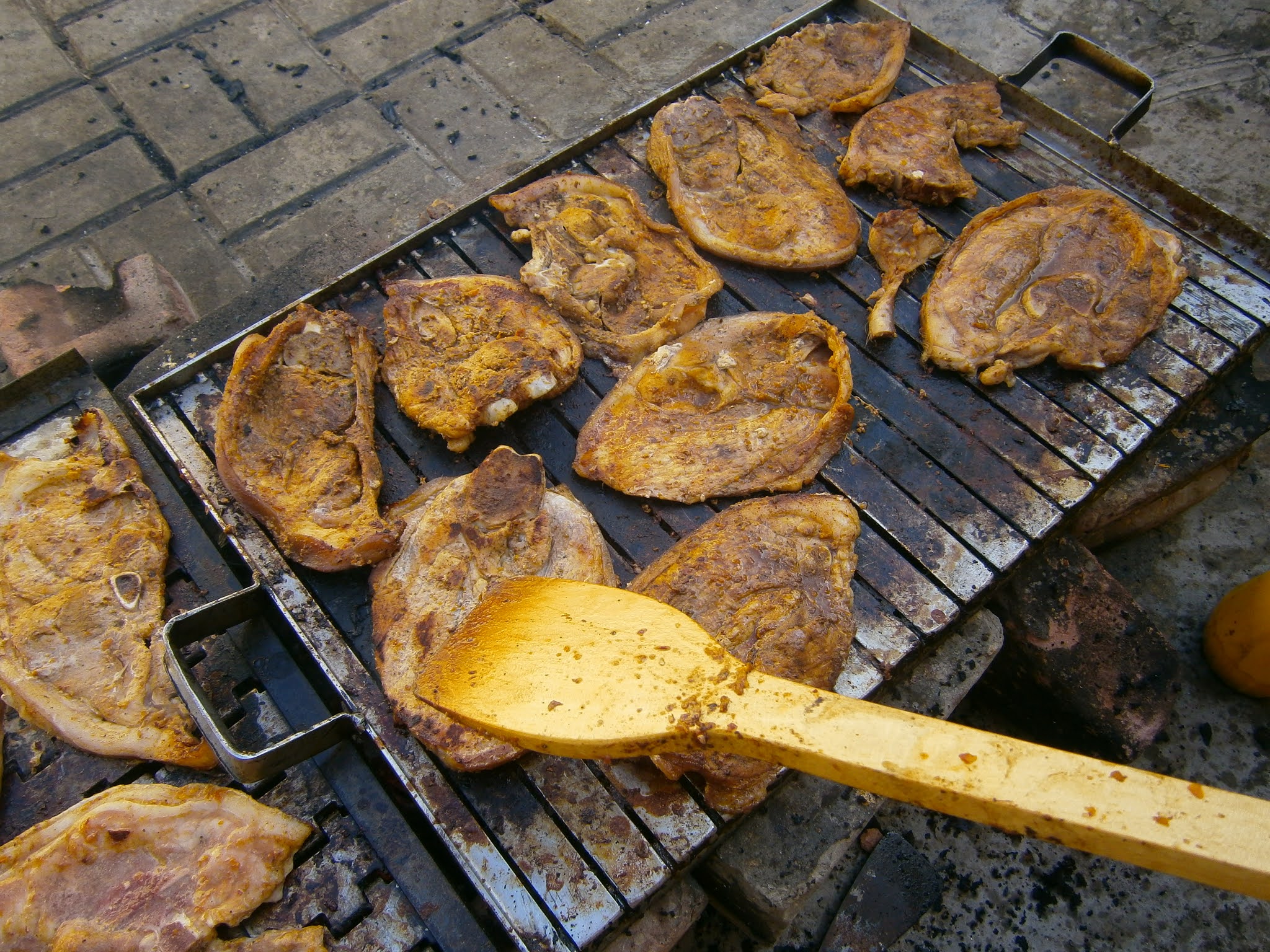 fotografía de Parrilla de chancho hecha sobre una parrilla cocinado con carbón en Perú