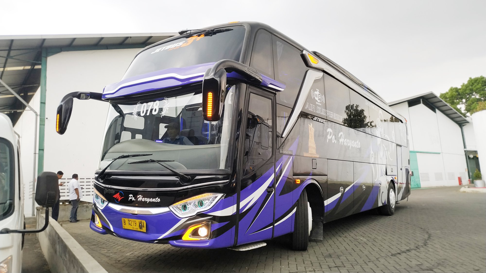 Harga Bus Pariwisata Mercedes-Benz Baru: Investasi Mewah untuk Kenyamanan dan Kemewahan Perjalanan