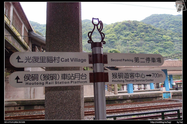 2013-04-12 基隆二日遊(1)侯硐貓村-願景館-下雨天貓都回家睡覺了_貓咪路牌，頂上的貓咪像在跟我招手呢！                                     