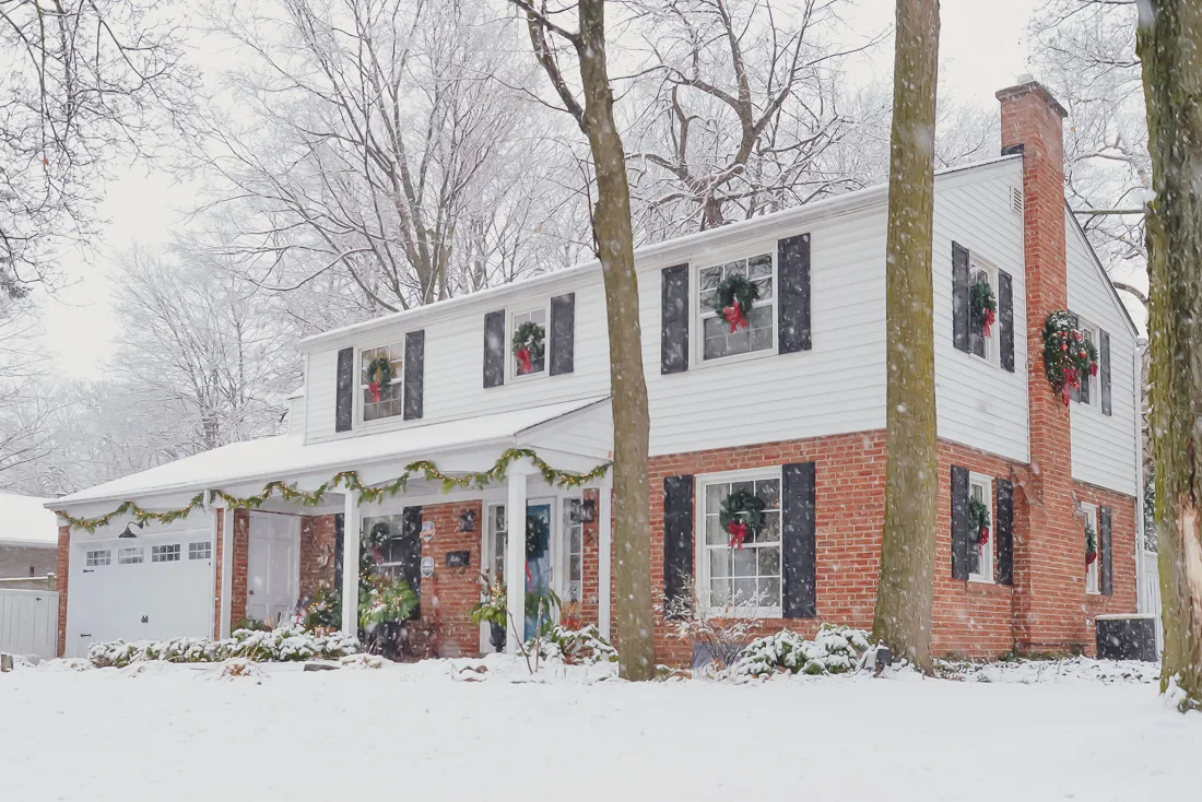 colonial house in winter, colonial house with snow, Christmas house with snow