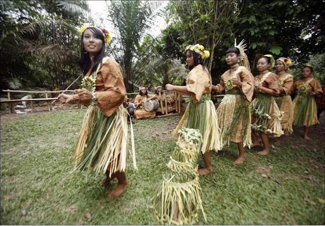 Подготовка к празднику Ари Мойанг в деревне племени Мах Мери