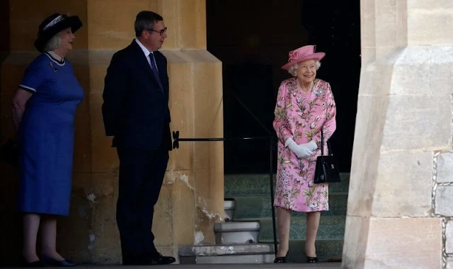 Queen Elizabeth wore a floral print dress by Stewart Parvin. First Lady wore a blue suit. The diamond Jardine star brooch