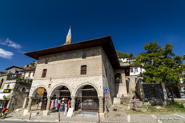 Mezquita de los Solteros, Berat - Albania, por El Guisante Verde Project