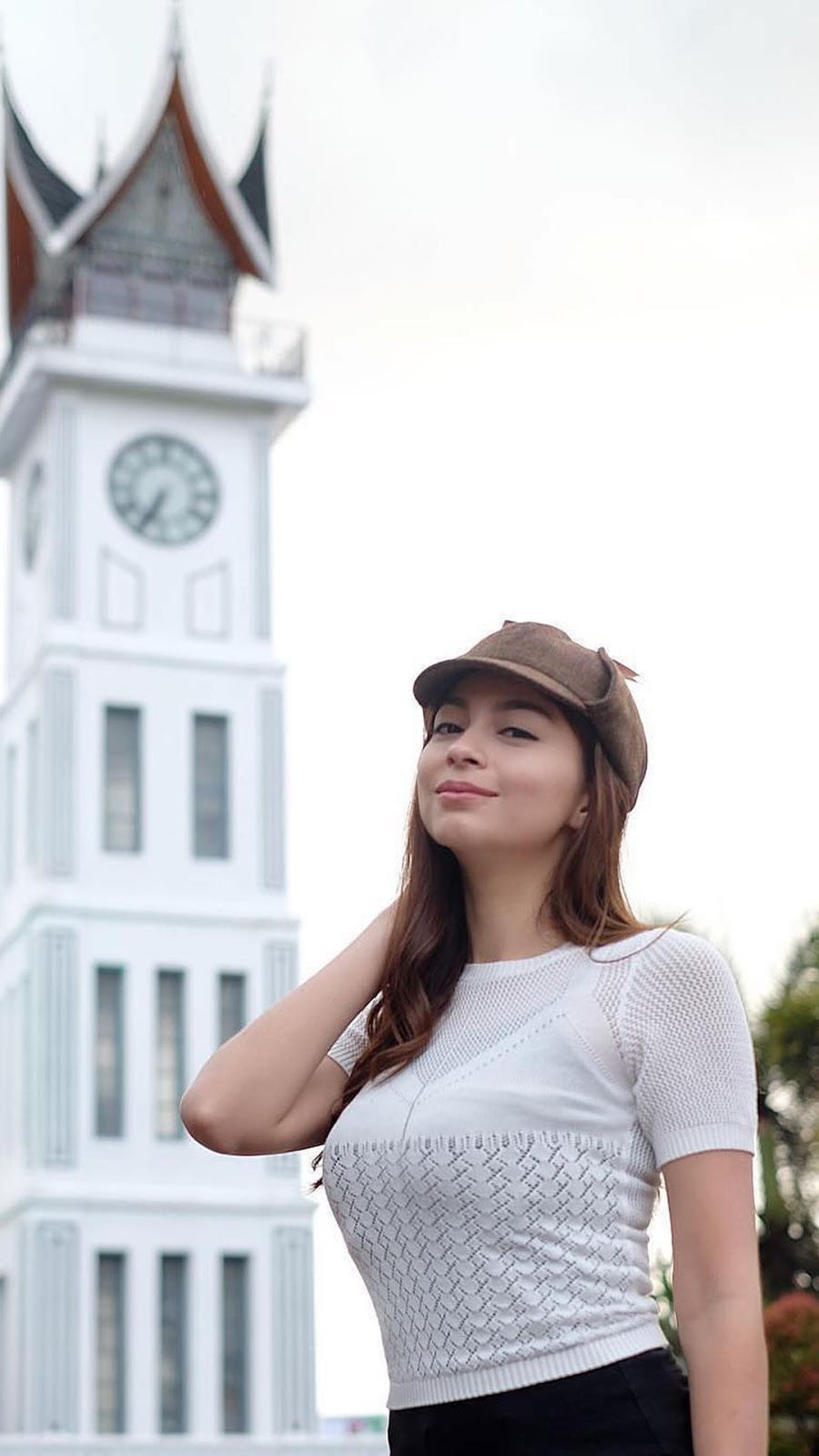 Wallpaper HD Presenter Seksi Sandra Olga cewek manis di pandang