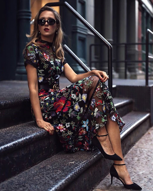 černé letní květované šaty s krátkým rukávem