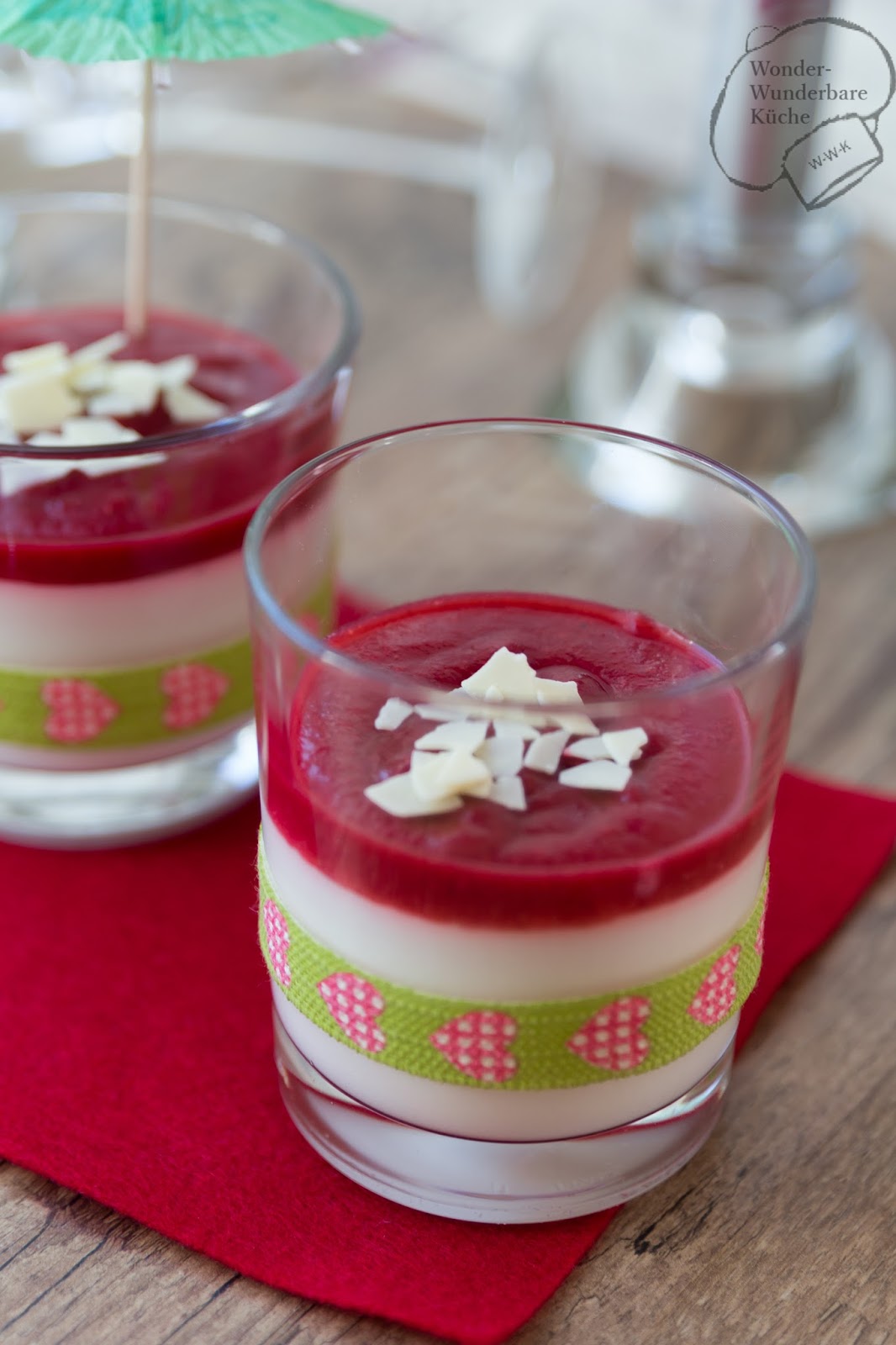 alkoholfreie Sektcreme mit Erdbeer-Cranberry-Sauce