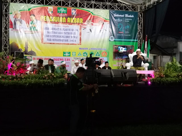 Pengajian Akbar Bersama KH Anwar Zahid  Di Lapangan Nglorog Pengajian Akbar Bersama KH Anwar Zahid  Di Lapangan Nglorog