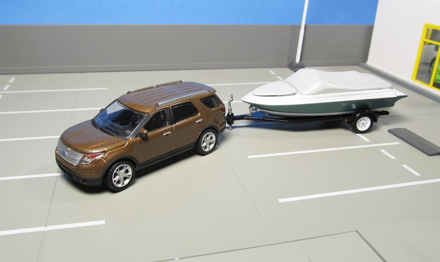 GreenLight Hitch & Tow 2013 Ford Explorer and Boat with Trailer