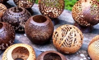 Bahan-bahan yang dibutuhkan untuk membuat kerajinan dari tempurung kelapa cukup mudah untuk didapatkan adapun bahan-bahan tersebut yaitu