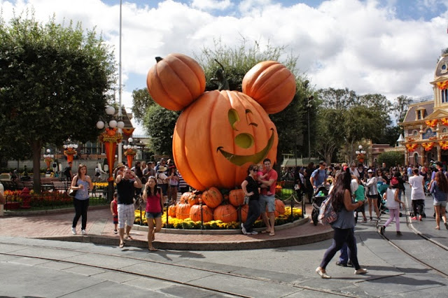 Budget Fairy Tale: Halloweentime at Disneyland 2013