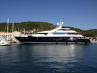 Yacht dans le port de Bonifacio