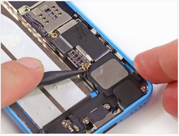 Video Detailed internal components of the iPhone 5c smartphone