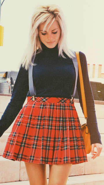 Alejandra Colomera vestida con jersey azul, falda roja cuadros escoceses, tirantes en color gris, calcetas gris y zapatos estilo colegial negro
