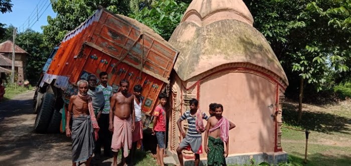খণ্ডঘোষে শতবর্ষ প্রাচীন মন্দিরের উপর বালির লরি, ক্ষতিগ্রস্ত মন্দির, ক্ষোভ গ্রামবাসীদের
