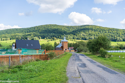 Regietów Niżny: współczesna cerkiew św Michała Archanioła na tle Rotundy (771 m n.p.m.)