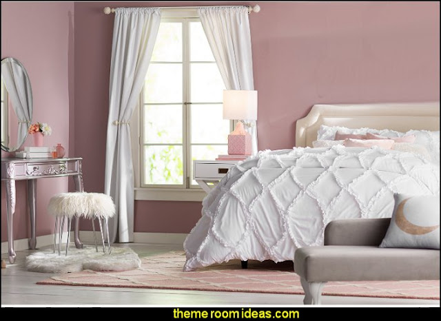 Hollywood glam themed bedroom ideas - Marilyn Monroe Old Hollywood Decor - Hollywood Vanity Mirrors - Hollywood theme decor- decorating Hollywood glam style bedrooms - Hollywood glam furniture  - Hollywood At Home - Lighted Make-up Vanity - mirrored furniture 