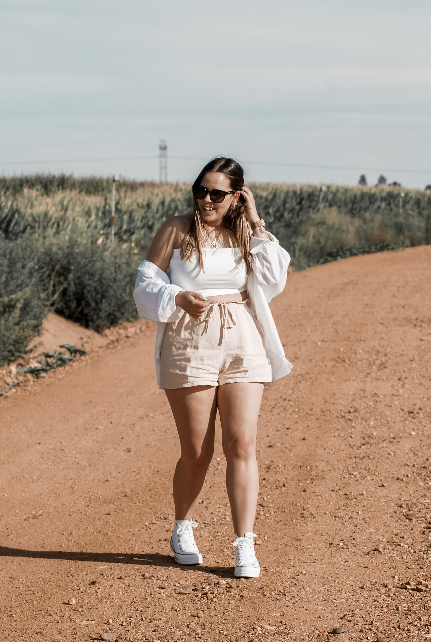 Outfit con crop top y shorts