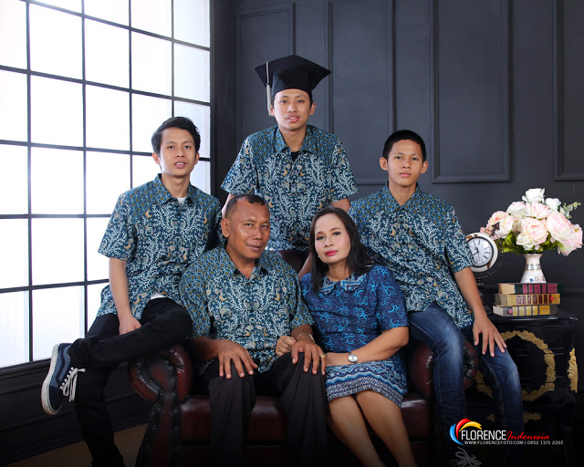 pose foto keluarga di studio; instagramable; foto keluarga formal; foto keluarga outdoor; contoh foto keluarga lucu; contoh foto keluarga 4 orang; foto keluarga besar; foto keluarga kecil; kumpulan contoh photo keluarga; foto wisuda