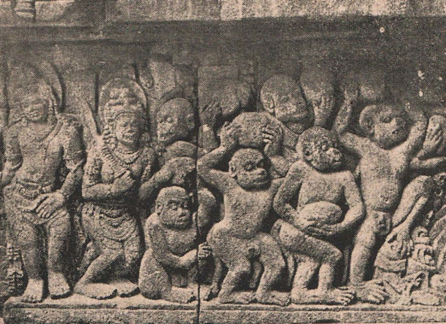 Резной каменный барельеф в Храме Прамбанан, на острове Ява в Индонезии, показывает обезьян, помогающих Раме. Они приносят камни для строительства моста