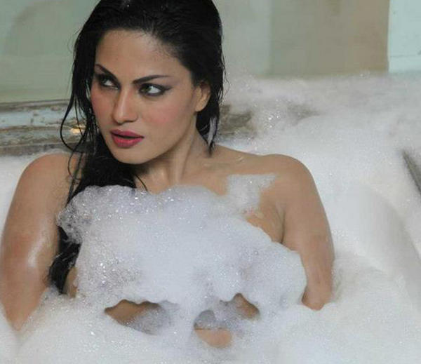 Oviya Xxx Com - Kutukan Dewata: Veena Malik Artis Pakistan Mandi......