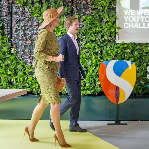 Queen Maxima opens Singularity University (SU) in Eindhoven. The university is founded and located in Califormia at the NASA Research Park in Sillicon Valley, offers educational programs and promotes partnerships between SU managers worldwide to adress new technologfies and global issues