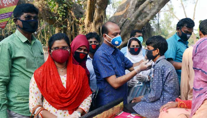 Distribution of mayor masks to prevent corrosive corona ধুনটে করোনা প্রতিরোধে মেয়রের মাস্ক বিতরণ