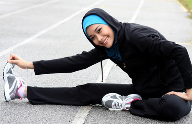 wanita mengenakan baju olahraga