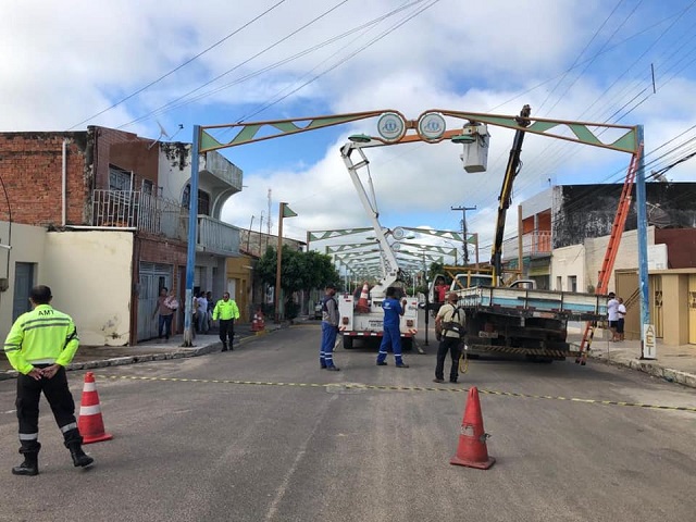 Prefeitura de Milagres retira postes ornamentais da Rua Júlio Sampaio