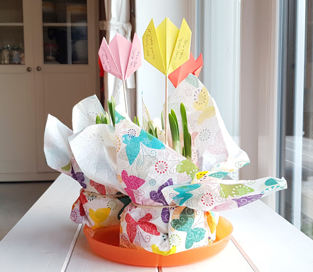 DIY-Anleitung: Einen süßen Blumengruß selber basteln (eine einfache Idee). Auf Küstenkidsunterwegs zeige ich Euch, wie Ihr mit Blumen bzw. Frühblühern einen Gruß bastelt!