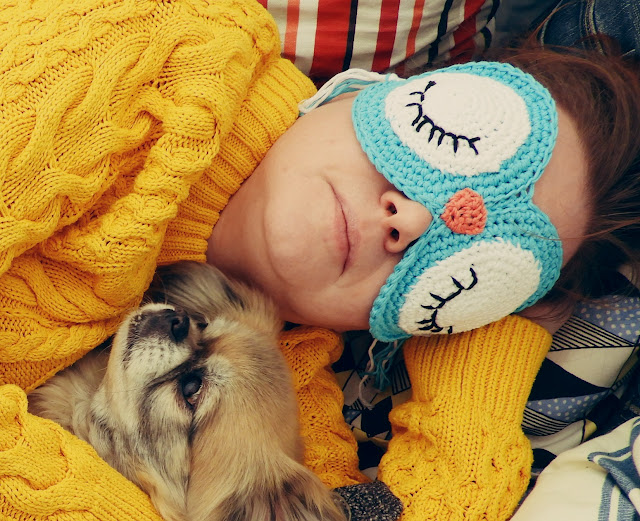 Virkattu pöllö unimaski.